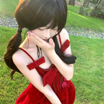 她在这里